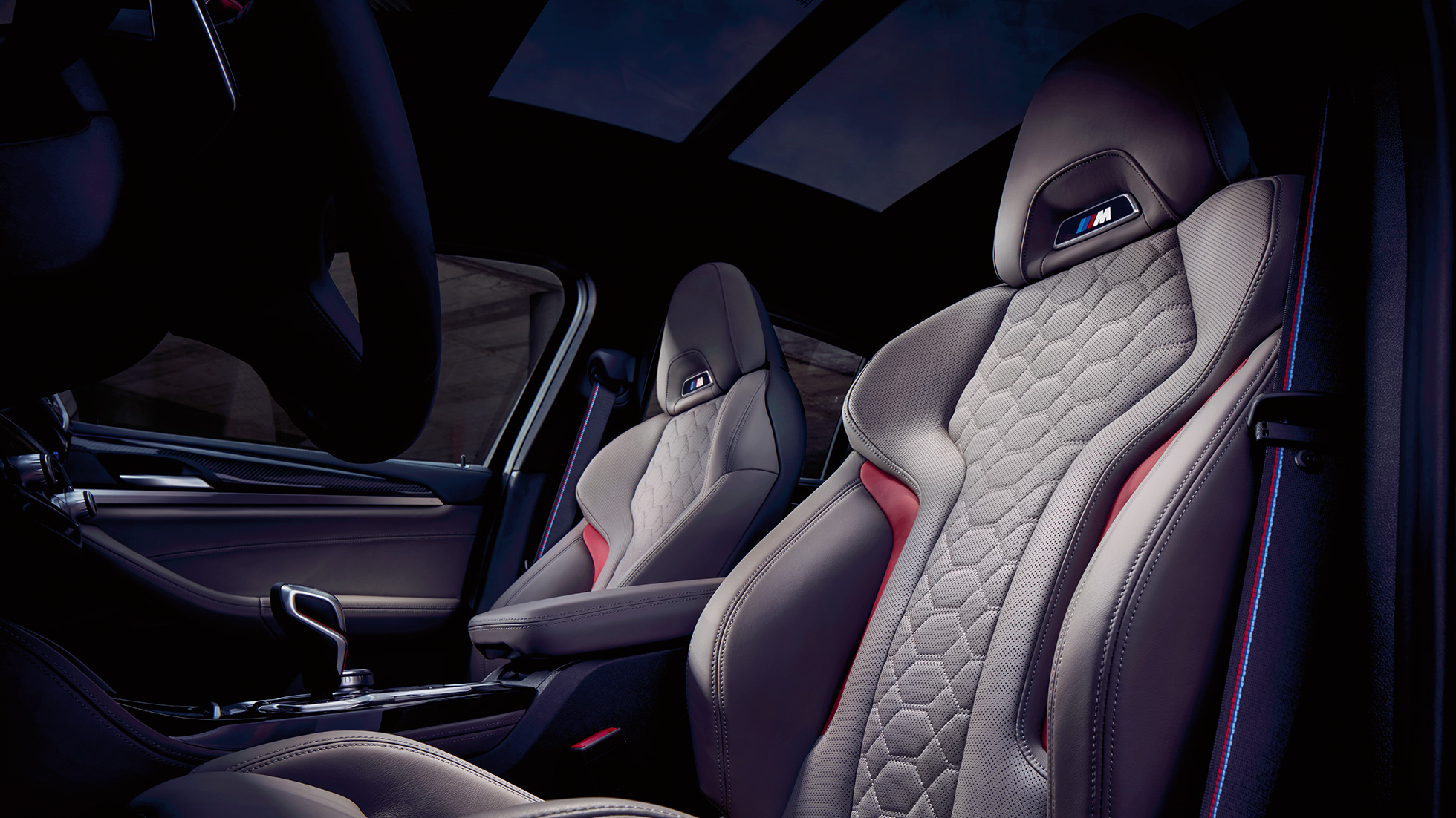BMW X4 M Competition cu scaune M Sport. Imagine cu interiorul BMW X4 M Competition cu scaune M Sport din piele Merino în Gri Adelaide.