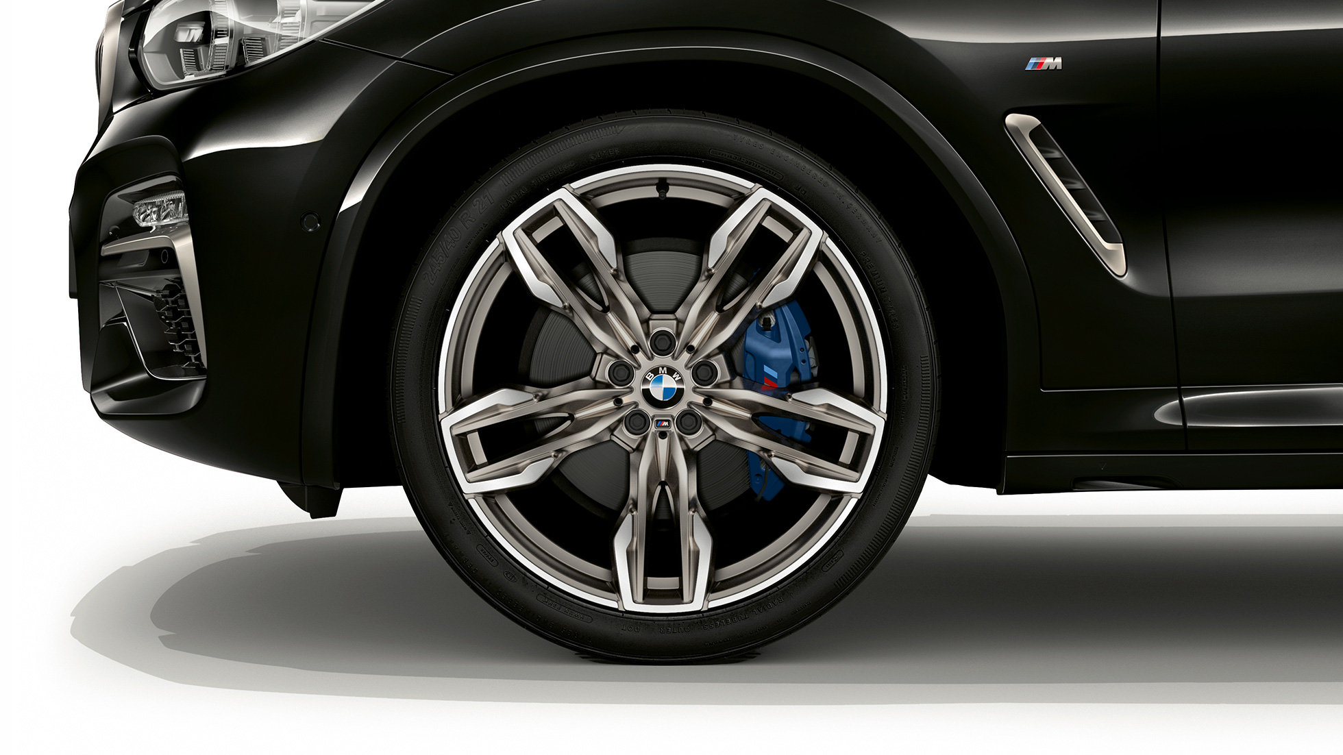 BMW X4 M40i şi BMW X4 M40d cu jante M din aliaj uşor de 21”. Imagine cu partea laterală a BMW X4 M40i şi BMW X4 M40d în Negru Sapphire metalizat cu jante M din aliaj uşor de 21” Double-spoke.
