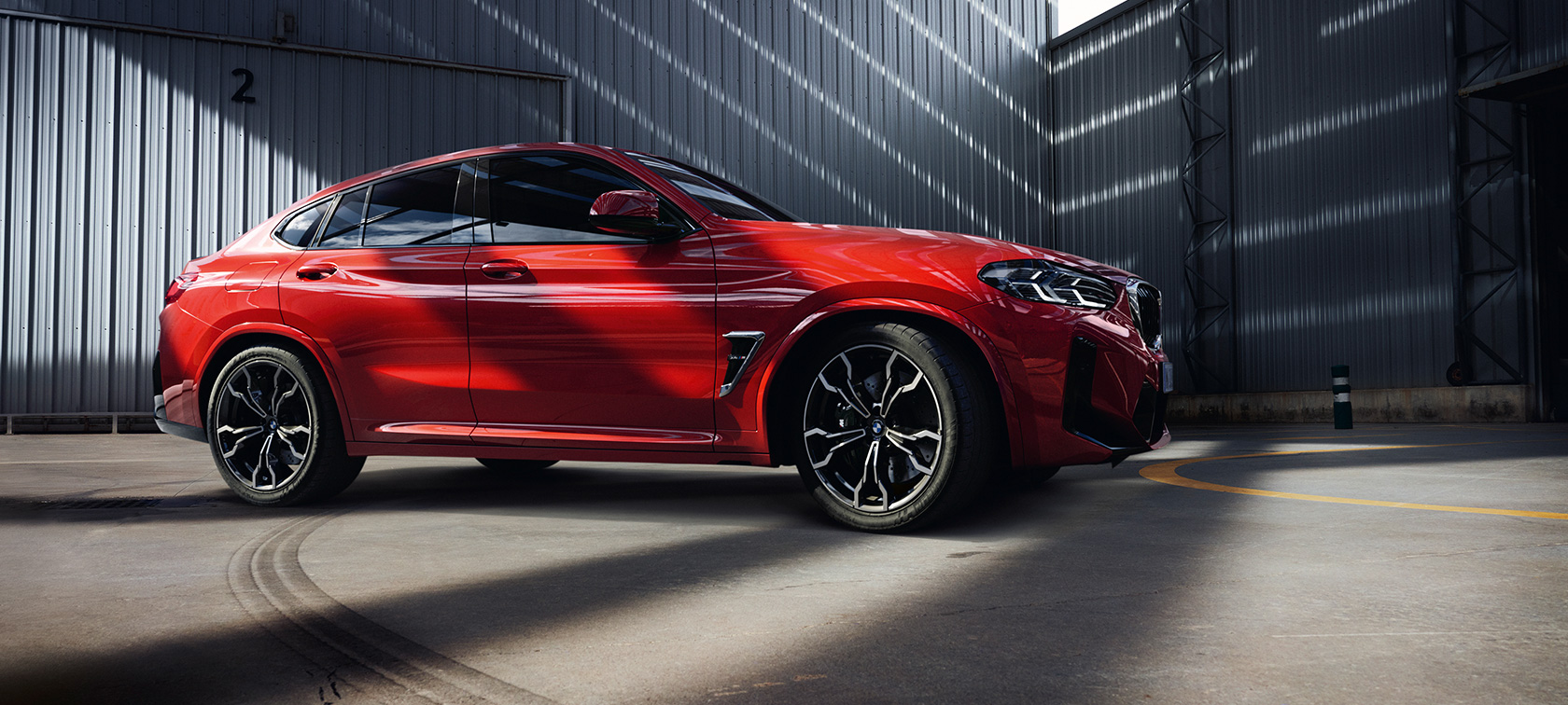 Imagine cu trei sferturi din partea frontală a unui BMW X4 M F98 LCI Facelift 2021 Imagine cu trei sferturi din partea frontală a unui BMW X4 M F98 LCI Facelift 2021 Roşu Toronto care se află într-o fabrică