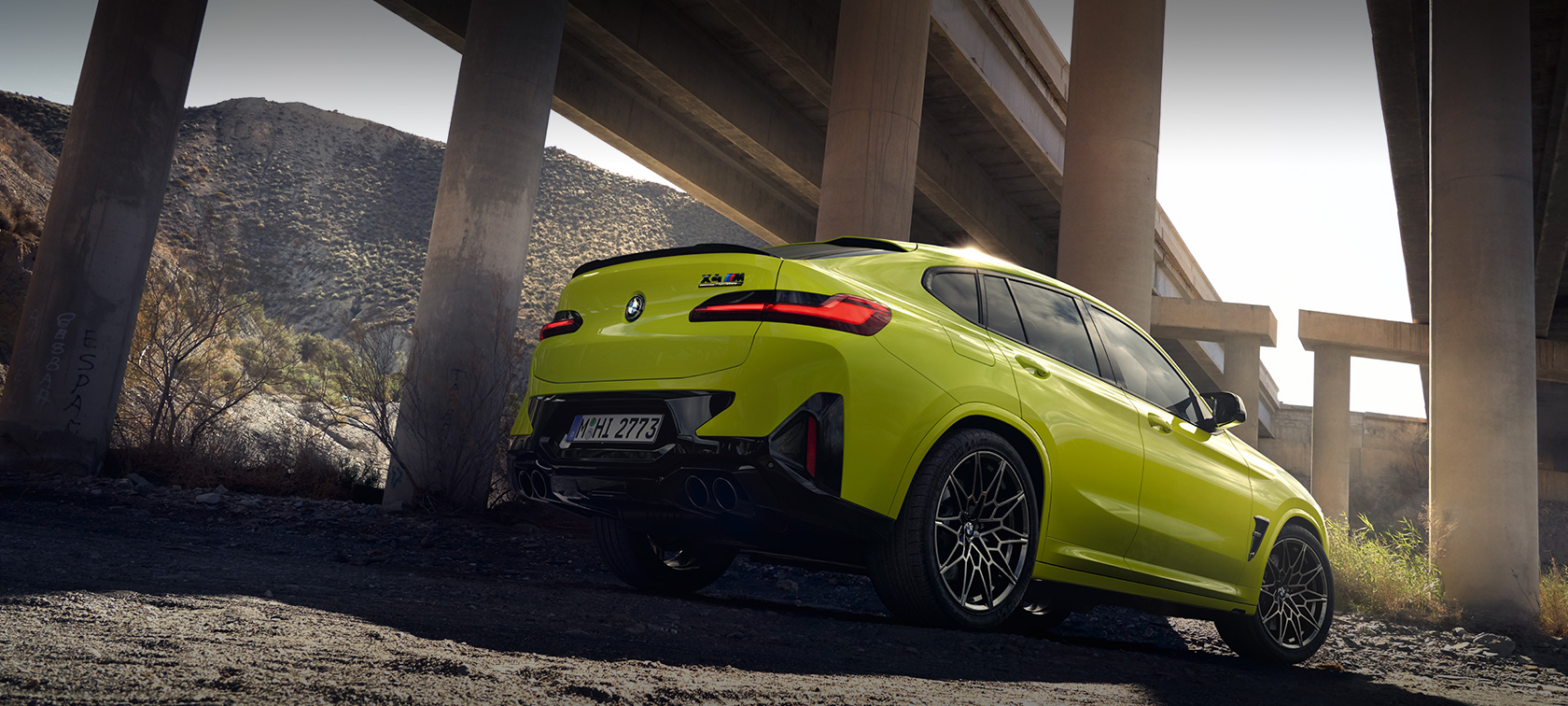 Imagine din partea laterală a unui BMW X4 M Competition F98 LCI Facelift 2021 staţionând Imagine din partea laterală a unui BMW X4 M Competition F98 LCI Facelift 2021 Albastru Frozen Portimao BMW Individual, staţionând