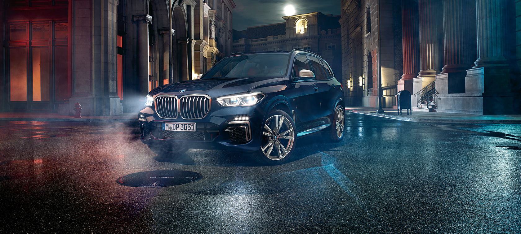 Imagine cu trei sferturi din partea frontală a BMW X5 M50i Imagine cu trei sferturi din partea frontală a BMW X5 M50i, G05, în Negru Carbon metalizat