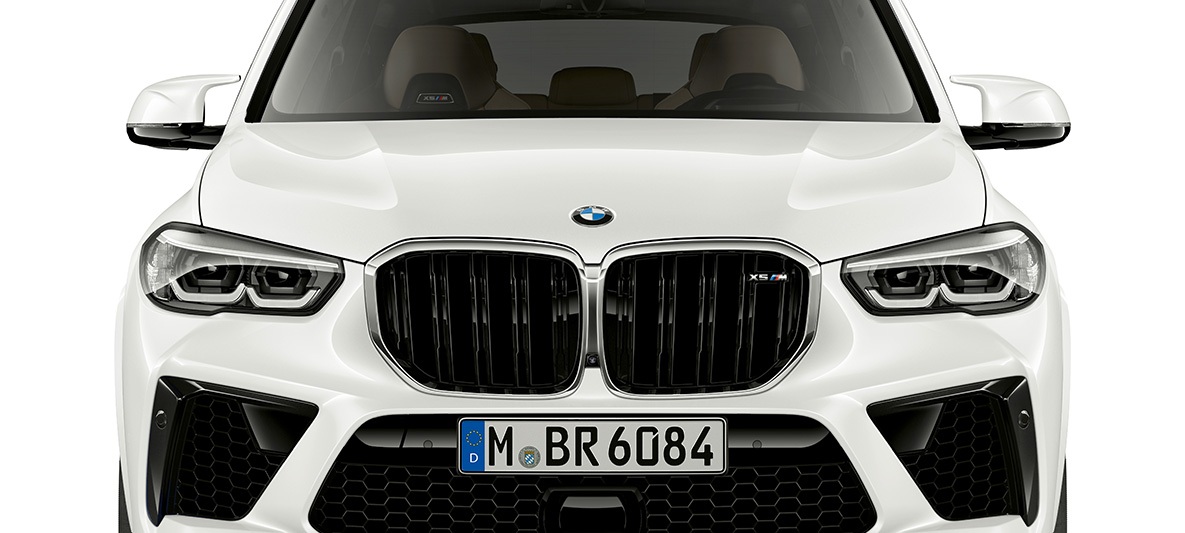 Partea frontală a BMW X5 M Imagine cu partea frontală a BMW X5 M, F95, în Alb Mineral cu grilă M dublă