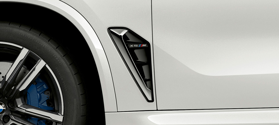 BMW X5 M cu prize de aer M Imagine în prim-plan cu BMW X5 M, F95, în Alb Mineral cu prize de aer M