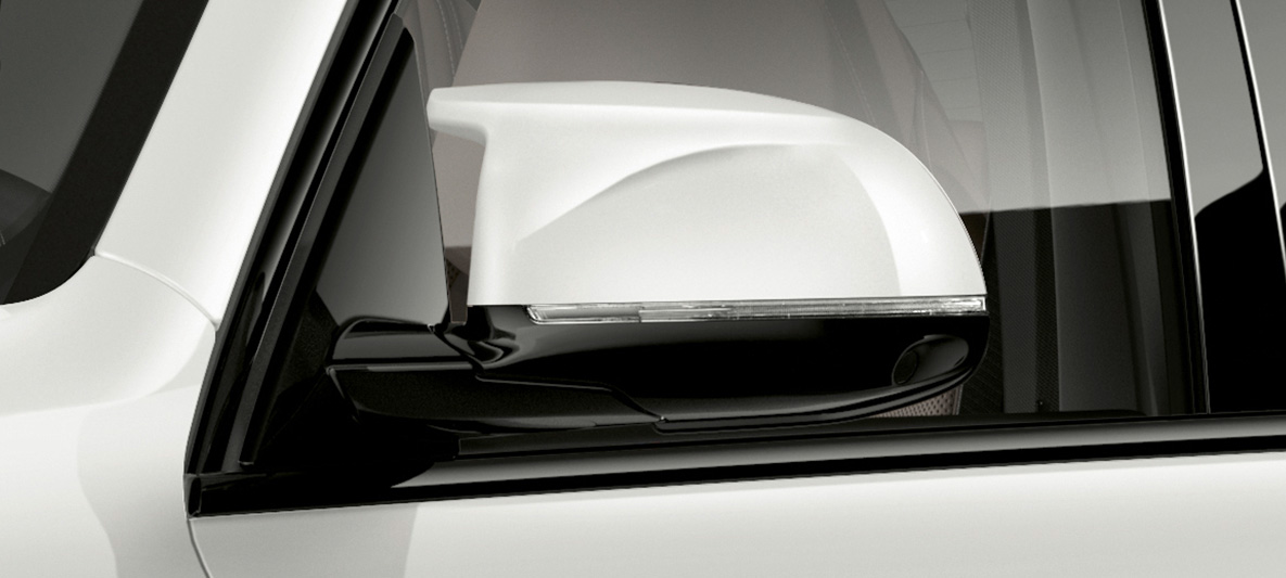 BMW X5 M cu oglinzi exterioare Imagine în prim-plan cu BMW X5 M, F95, în Alb Mineral cu oglinzi exterioare