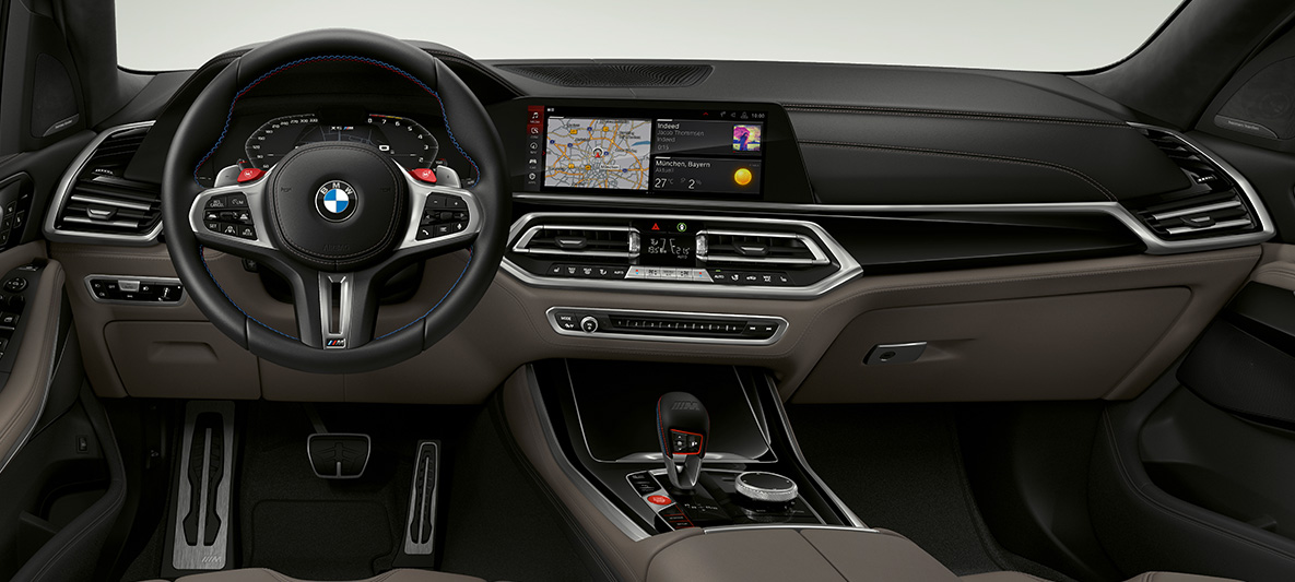 BMW X5 M cu volan M îmbrăcat în piele Imagine cu habitaclul BMW X5 M, F95, cu volan M îmbrăcat în piele cu cusături contrastante