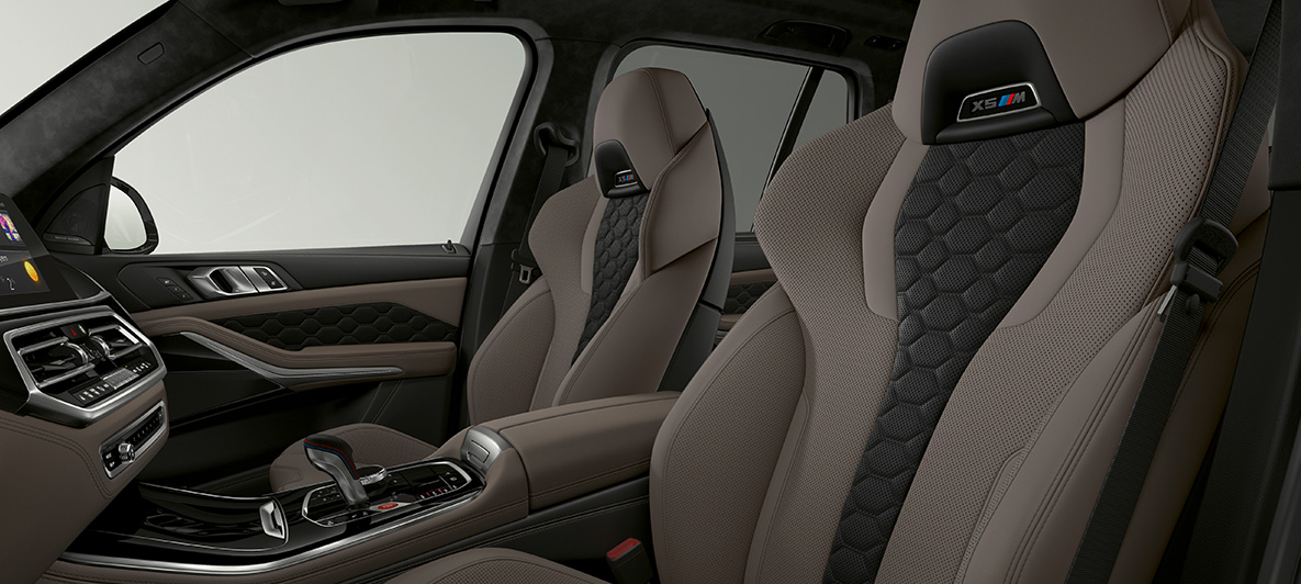 BMW X5 M cu scaune M multifuncţionale Imagine cu interiorul BMW X5 M, F95, cu scaune M multifuncţionale cu logoul „X5 M”