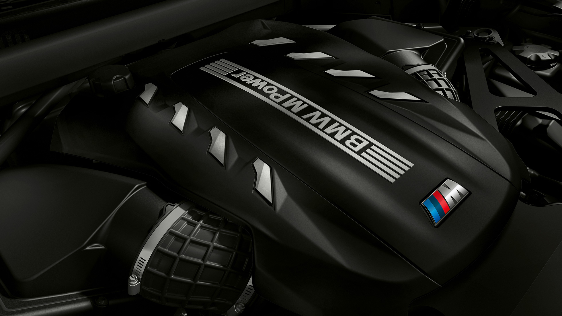 Motorul performant M TwinPower Turbo pe benzină cu 8 cilindri al BMW X5 M Competition Imagine în prim-plan cu motorul performant M TwinPower Turbo pe benzină cu 8 cilindri al BMW X5 M Competition, F95