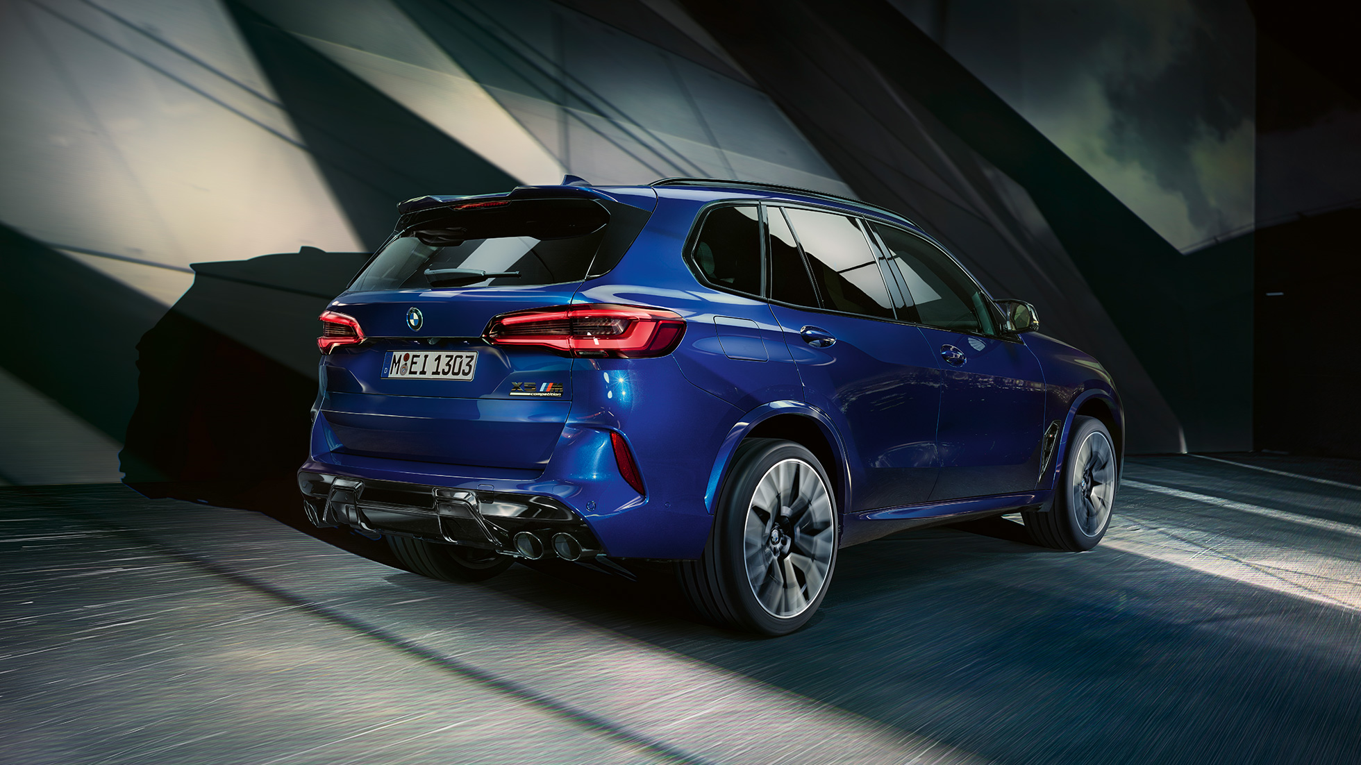BMW X5 M Competition cu xDrive M Imagine cu trei sferturi din partea spate a BMW X5 M Competition cu xDrive M, în Albastru Marina Bay metalizat, F95, 2020