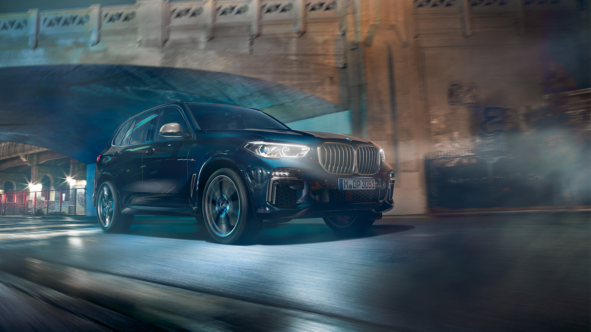 Motorul M TwinPower Turbo pe benzină cu 8 cilindri al BMW X5 M50i Imagine cu trei sferturi din partea laterală a BMW X5 M50i, G05, în Negru Carbon metalizat cu motor M TwinPower Turbo pe benzină cu 8 cilindri