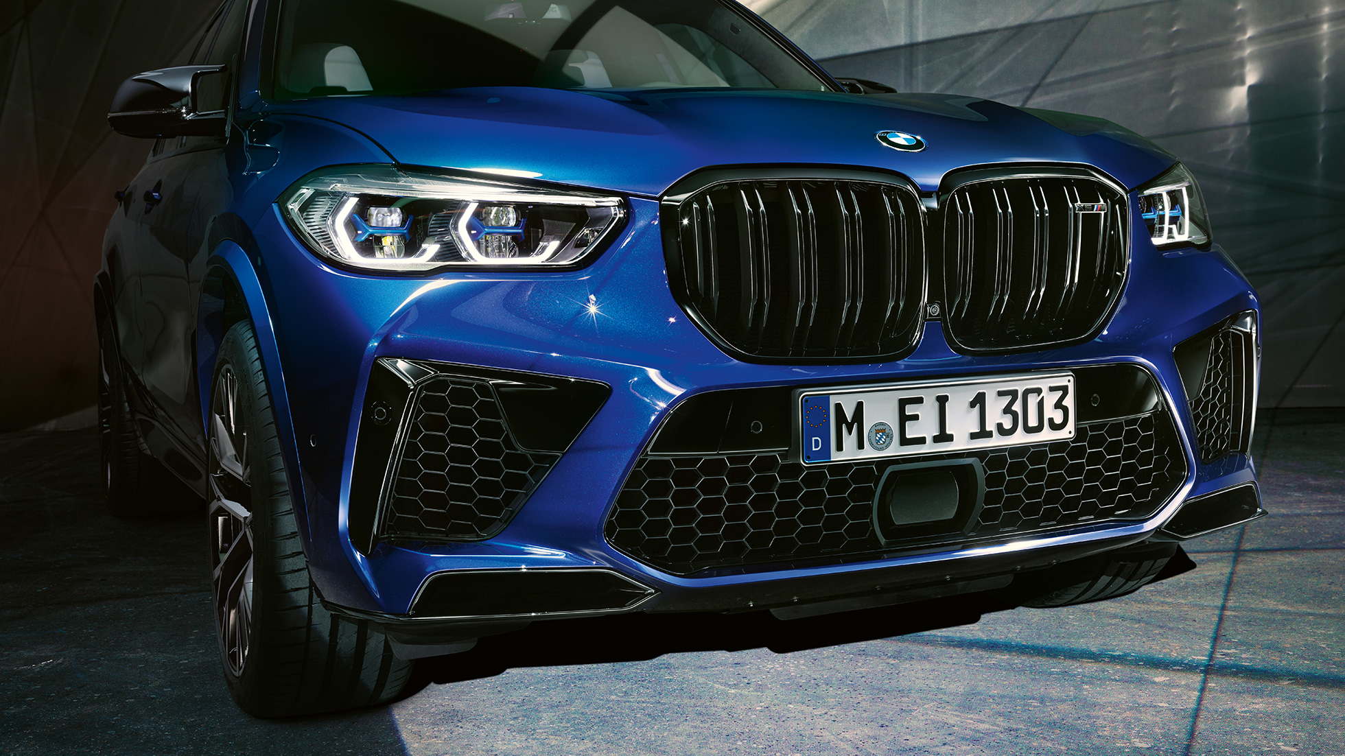 Grila dublă M a BMW X5 M Competition Imagine în prim-plan cu partea frontală a BMW X5 M Competition, F95, în Albastru Marina Bay metalizat cu grilă dublă M