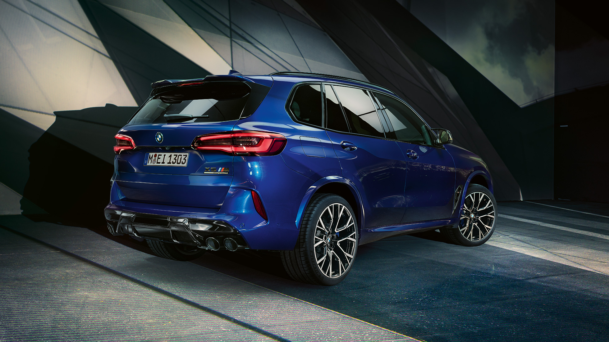 Imagine cu trei sferturi din partea spate a BMW X5 M Competition Imagine cu trei sferturi din partea spate a BMW X5 M Competition, F95, în Albastru Marina Bay metalizat, cu sistem de evacuare M Sport