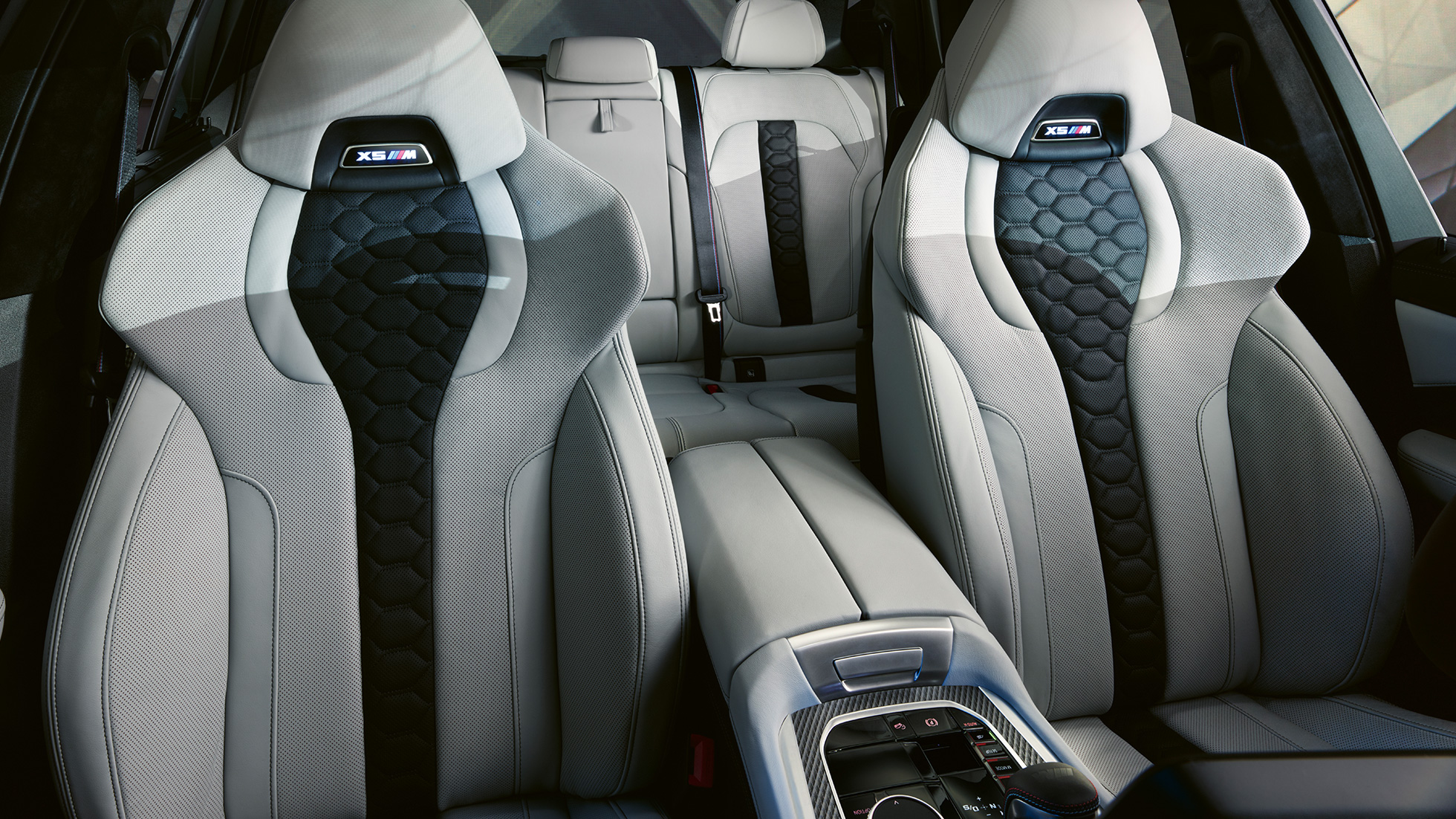 Scaunele M multifuncţionale ale BMW X5 M Competition Scaunele M multifuncţionale cu logo „X5 M” iluminat ale BMW X5 M Competition, F95