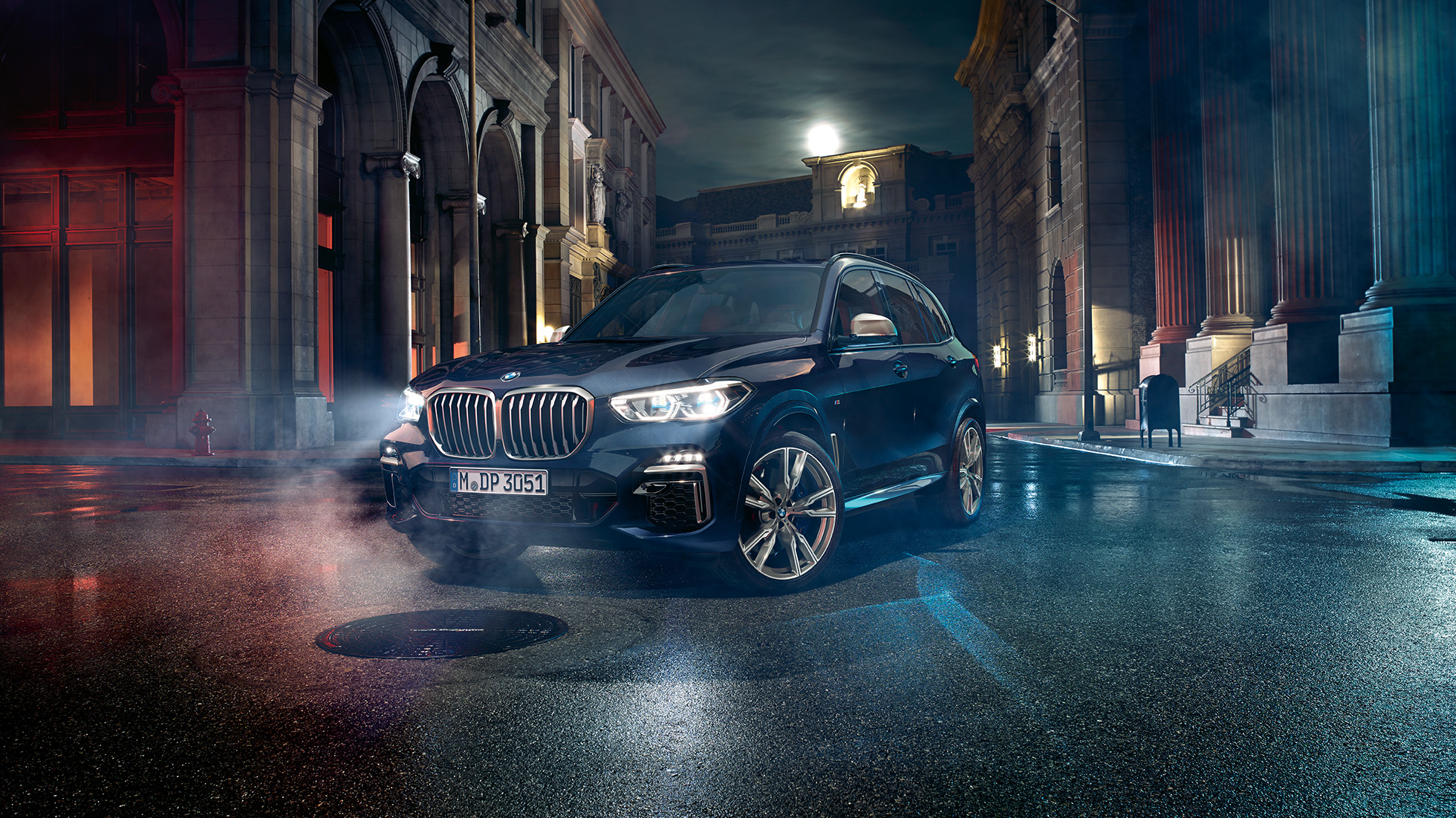 Farurile modelului BMW X5 M50i Imagine cu trei sferturi din partea frontală cu farurile cu X Laserlight ale BMW X5 M50i G05, Negru Carbon