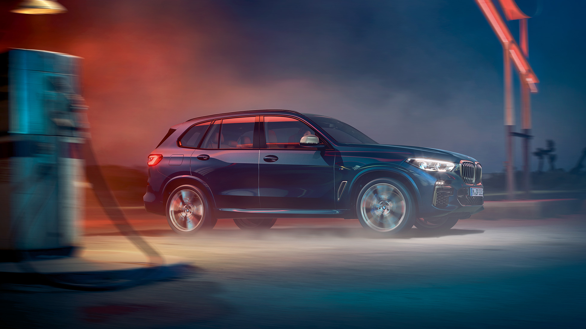 Imagine din partea laterală a BMW X5 M50i Imagine din partea laterală a BMW X5 M50i G05 cu jante M din aliaj uşor, Negru Carbon