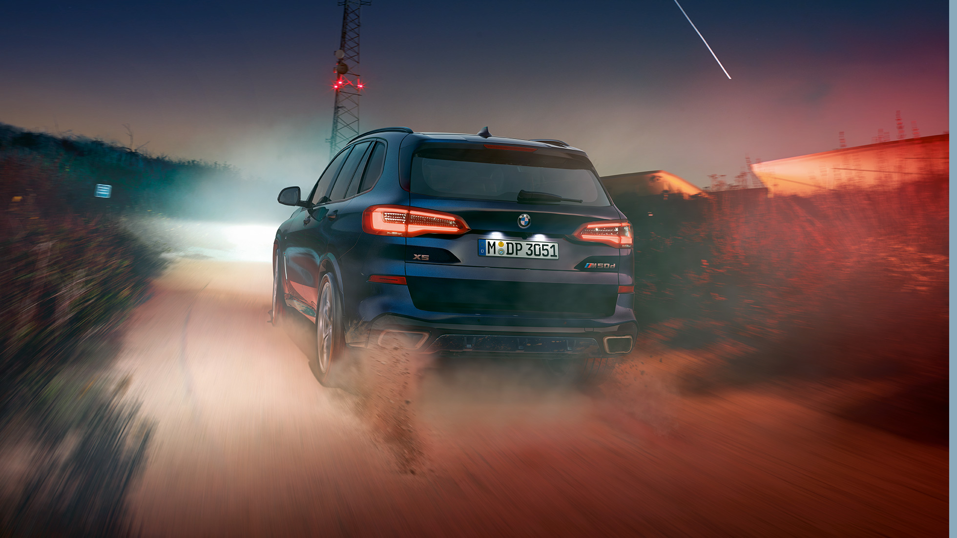 Imagine din partea din spate a BMW X5 M50i Imagine din partea din spate cu spoilerul M pentru plafon al BMW X5 M50i G05, Negru Carbon