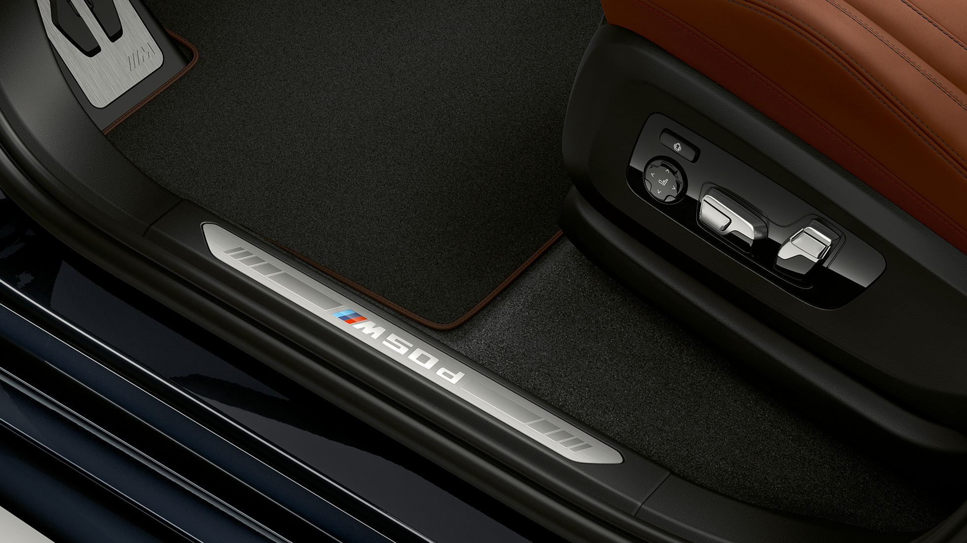 Pragurile portierelor cu inscripţia M ale BMW X5 M50i Imagine din interior cu pragurile portierelor cu inscripţia M ale BMW X5 M50i G05