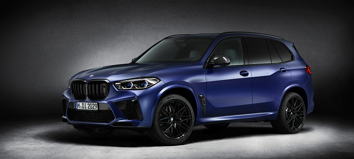 Imagine cu trei sferturi din partea frontală a BMW X5 M First Edition F95 2020, BMW Individual Albastru Frozen Marina Bay, metalizat/mat Imagine cu trei sferturi din partea frontală a BMW X5 M First Edition F95 2020, BMW Individual Albastru Frozen Marina Bay, metalizat/mat