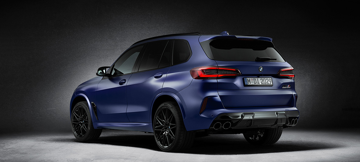 Imagine cu trei sferturi din partea din spate a BMW X5 M First Edition F95 2020, BMW Individual Albastru Frozen Marina Bay, metalizat/mat Imagine cu trei sferturi din partea din spate a BMW X5 M First Edition F95 2020, BMW Individual Albastru Frozen Marina Bay, metalizat/mat