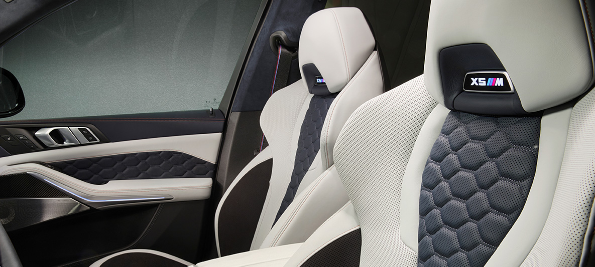 Imagine din interior cu scaune multifuncţionale, combinaţie din piele Merino integrală/Alcantara, Silverstone/Albastru Night, BMW X5 M First Edition F95 2020 Imagine din interior cu scaune multifuncţionale, combinaţie din piele Merino integrală/Alcantara, Silverstone/Albastru Night, BMW X5 M First Edition F95 2020