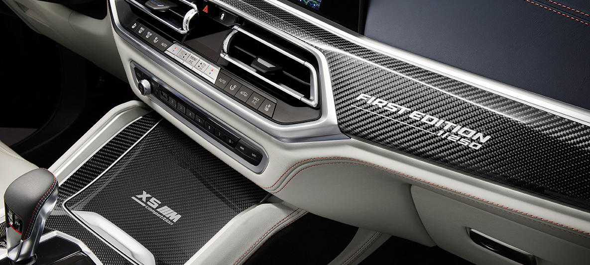 Ornamente interioare Carbon Fibre cu inscripţia First Edition, BMW X5 M First Edition F95 2020 Ornamente interioare Carbon Fibre cu inscripţia First Edition, BMW X5 M First Edition F95 2020