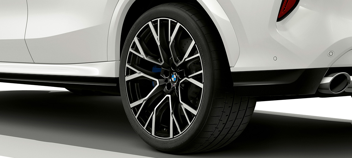 BMW X6 M cu jante M din aliaj uşor de 21”, în Gri Orbit bicolor Imagine în prim-plan cu BMW X6 M, F96 SUV 2020, cu jante M din aliaj uşor de 21”, în Gri Orbit bicolor