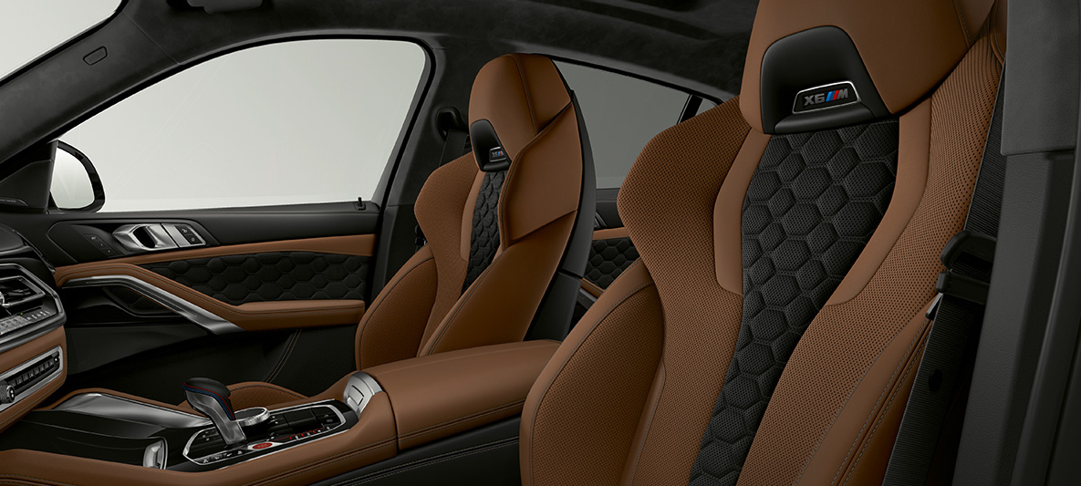 BMW X6 M cu scaune M multifuncţionale Imagine cu interiorul BMW X6 M, F96 2020, cu scaune M multifuncţionale cu logoul „X6 M”