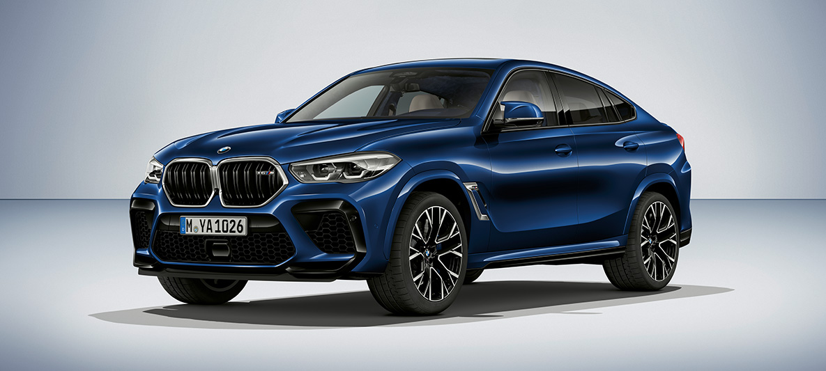 BMW X6 M în Albastru Tanzanite de la BMW Individual Imagine cu trei sferturi din partea laterală a BMW X6 M F96 SUV 2020, în Albastru Tanzanite de la BMW Individual