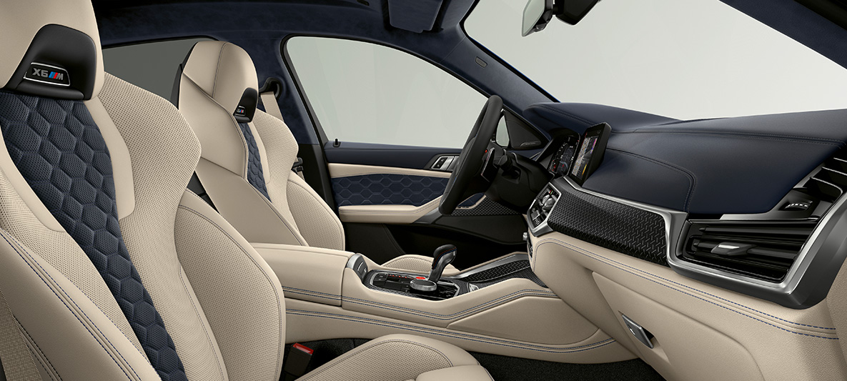 Interiorul BMW X6 M, F96 SUV 2020, cu pachet Individual Imagine cu scaunele M multifuncţionale cu logo-ul X6 M ale BMW X6 M F96 SUV 2020