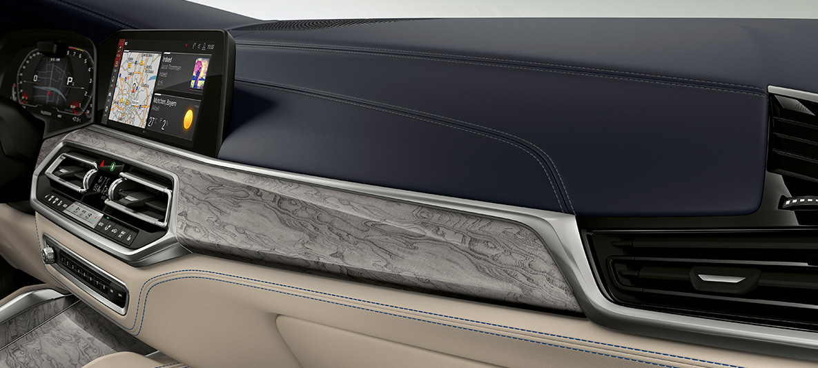 Interiorul BMW X6 M, F96 SUV 2020, cu pachet Individual Interiorul BMW X6 M, F96 SUV 2020, cu dungi ornamentale Gri/ Argintiu Ash Grain lucioase de la BMW Individual