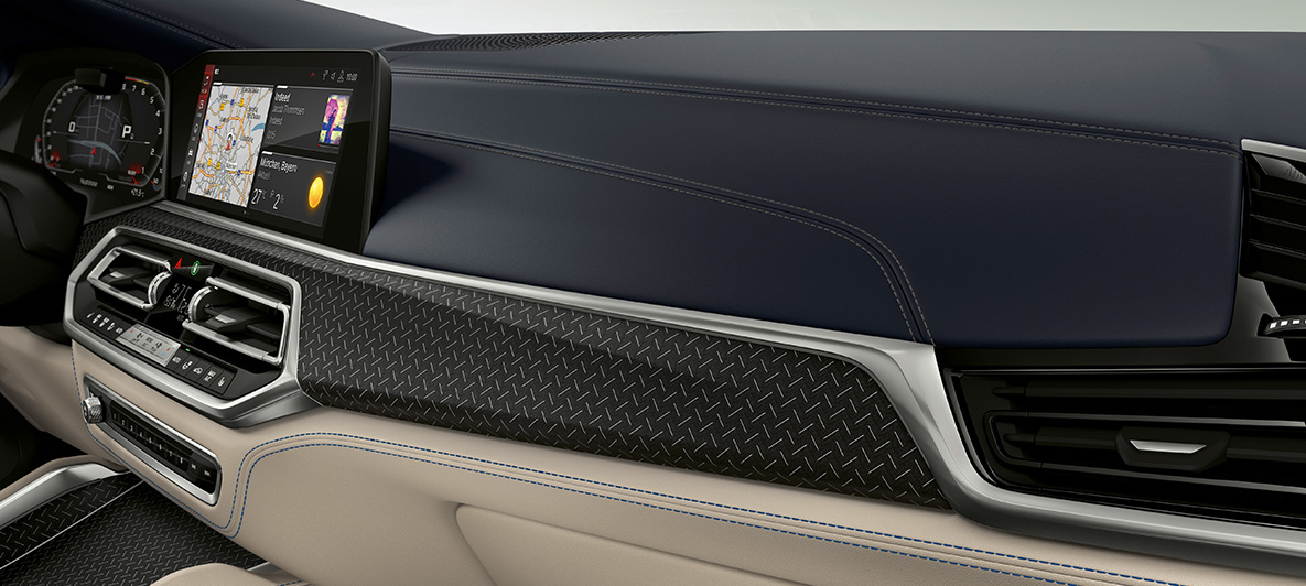 Interiorul BMW X6 M, F96 SUV 2020, cu pachet Individual Interiorul BMW X6 M, F96 SUV 2020, cu ornamentele din lemn negru Fineline cu granulaţie fină şi cu inserţii din aluminiu de la BMW Individual