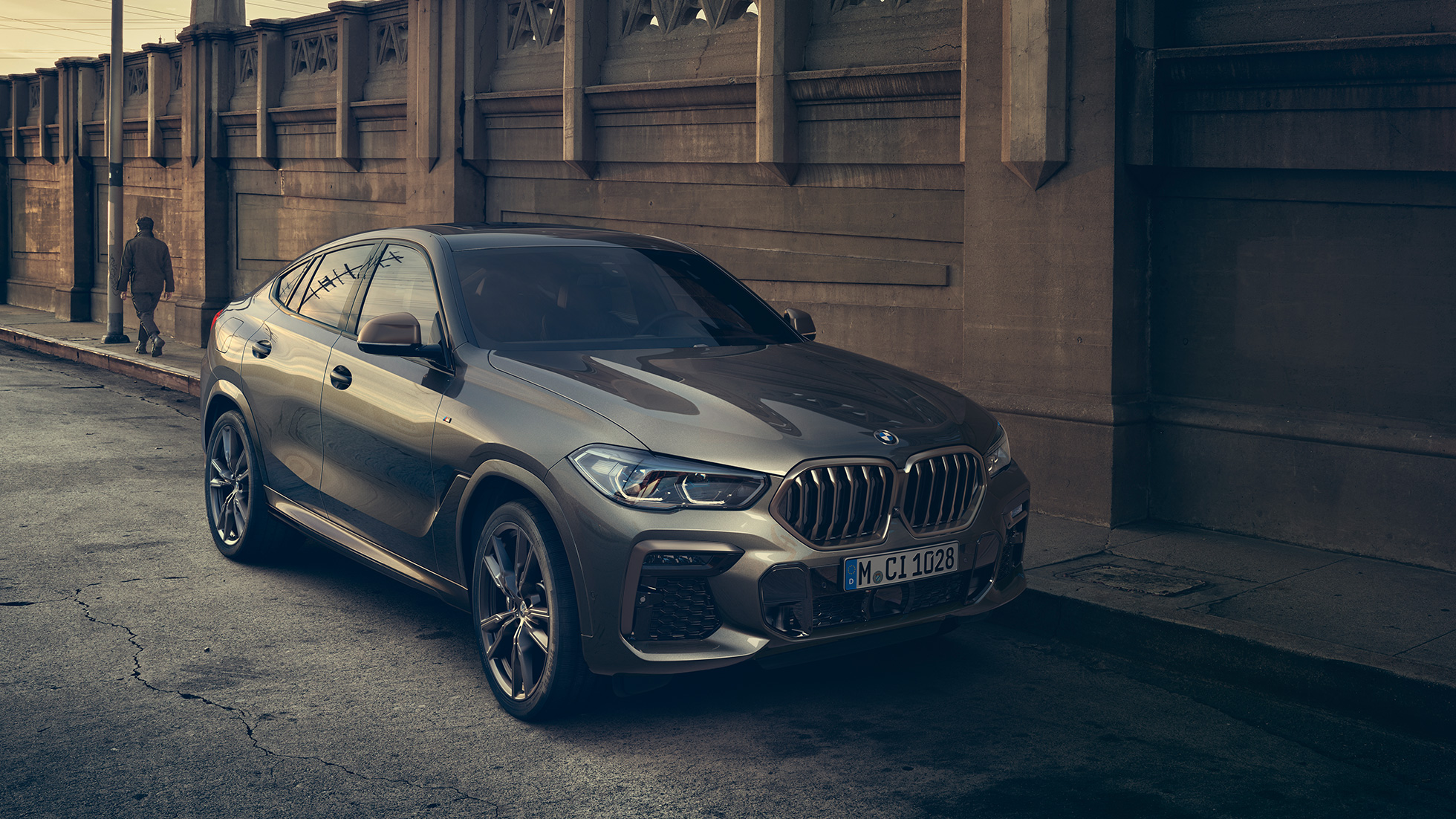 Modelul BMW X6 M50i cu motor M TwinPower Turbo pe benzină cu 8 cilindri Imagine cu trei sferturi din partea laterală a modelului BMW X6 M50i cu motor M TwinPower Turbo pe benzină cu 8 cilindri G06, Manhattan