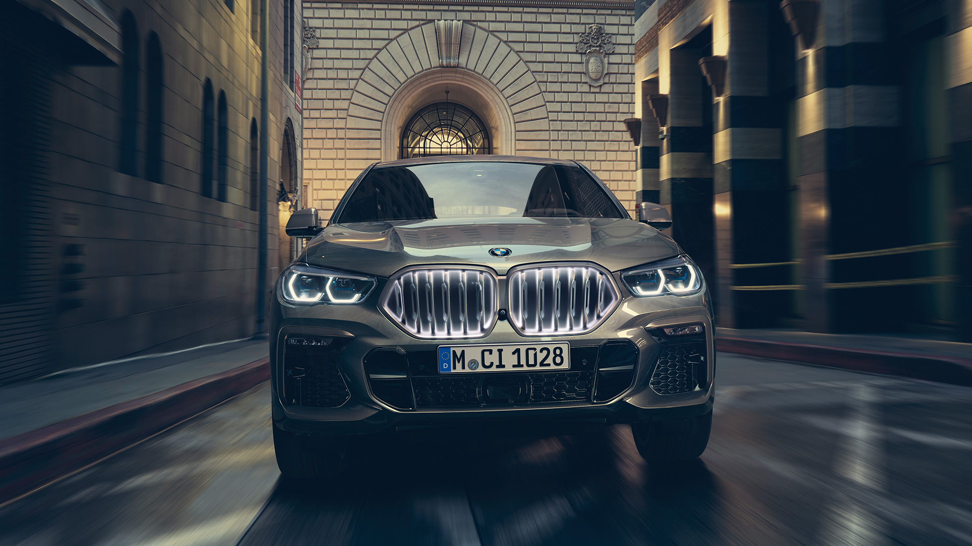 Motor M TwinPower Turbo pe benzină al modelului BMW X6 M50i Imagine din partea frontală cu BMW X6 M50i cu motor M TwinPower Turbo pe benzină G06, Manhattan