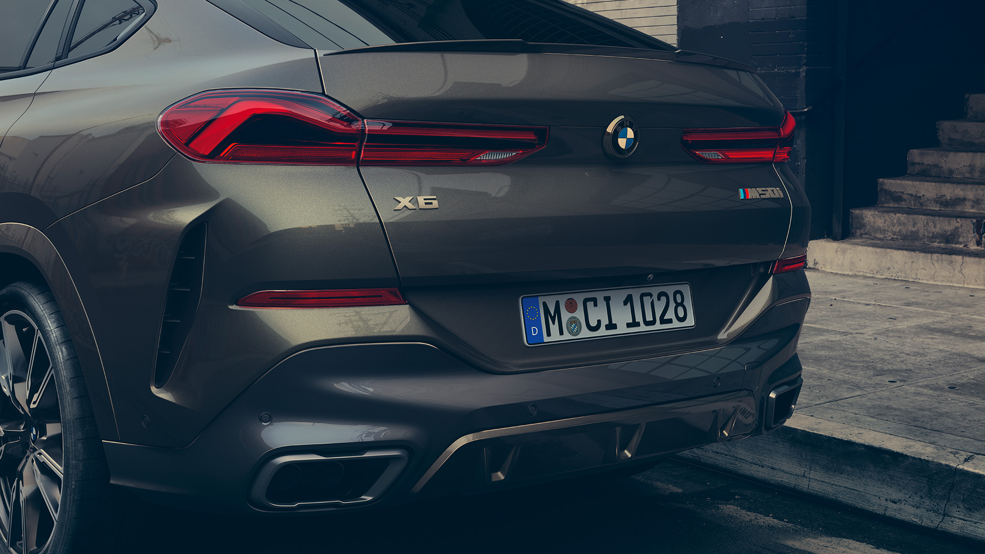 Imagine din partea din spate a BMW X6 M50i Imagine în prim plan din spate cu BMW X6 M50i