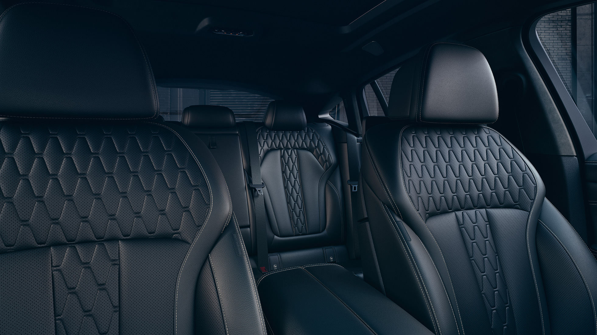 Scaunele sport ale BMW X6 M50i Imagine din interior cu accent pe scaunele sport ale BMW X6 M50i