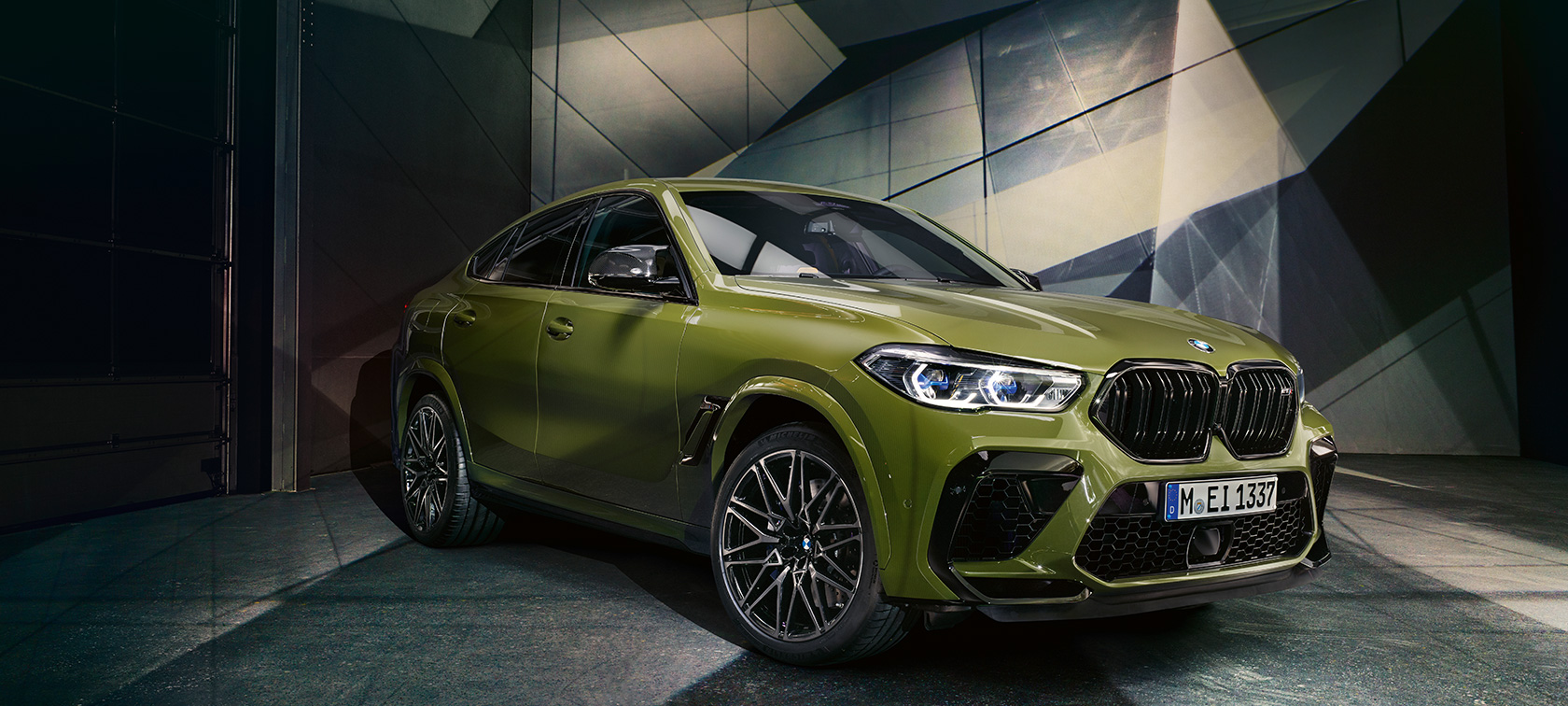Imagine din lateral cu BMW X6 M Competition Imagine din lateral cu BMW X6 M Competition, F96 SUV 2020, în Verde Urban de la BMW Individual