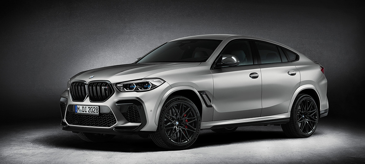 Imagine cu trei sferturi din partea frontală a BMW X6 M First Edition F96 2020, BMW Individual Argintiu Frozen Dark, metalizat/mat Imagine cu trei sferturi din partea frontală a BMW X6 M First Edition F96 2020, BMW Individual Argintiu Frozen Dark, metalizat/mat