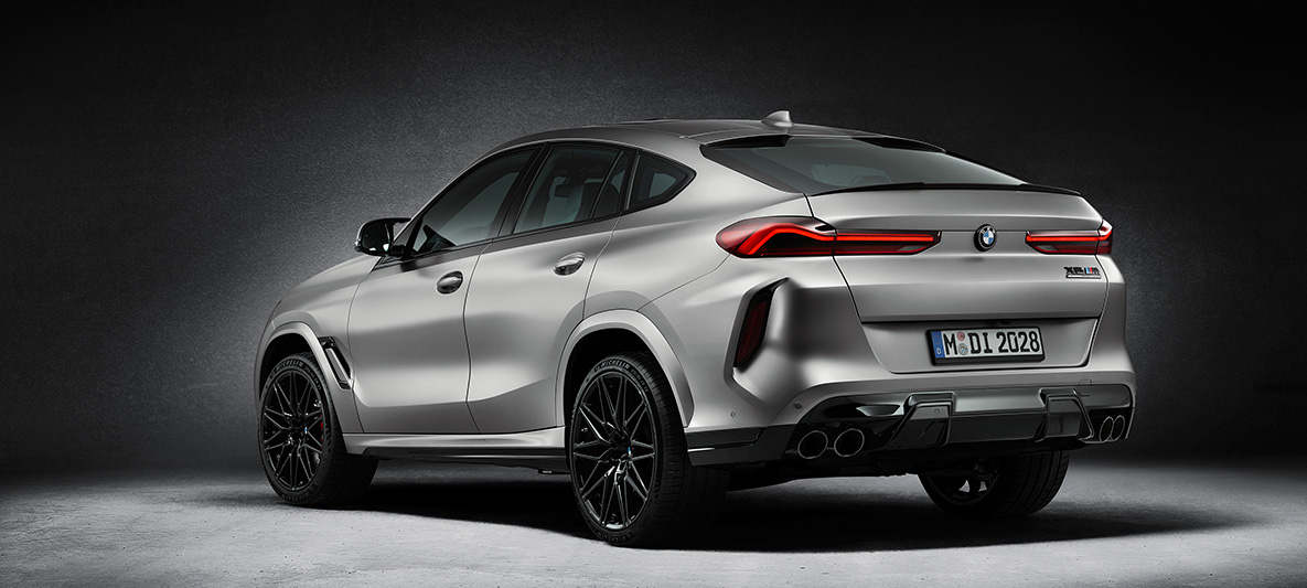 Imagine cu trei sferturi din partea din spate a BMW X6 M First Edition F96 2020, BMW Individual Argintiu Frozen Dark, metalizat/mat Imagine cu trei sferturi din partea din spate a BMW X6 M First Edition F96 2020, BMW Individual Argintiu Frozen Dark, metalizat/mat