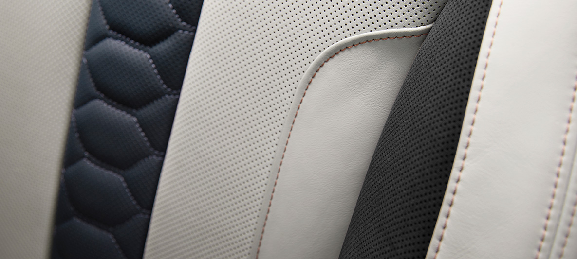 Imagine cu detalii din interior, scaune multifuncţionale, combinaţie din piele Merino integrală/Alcantara, Silverstone/Albastru Night cu cusături contrastante Portocaliu Sakhir, BMW X6 M First Edition F96 2020 Imagine cu detalii din interior, scaune multifuncţionale, combinaţie din piele Merino integrală/Alcantara, Silverstone/Albastru Night cu cusături contrastante Portocaliu Sakhir, BMW X6 M First Edition F96 2020