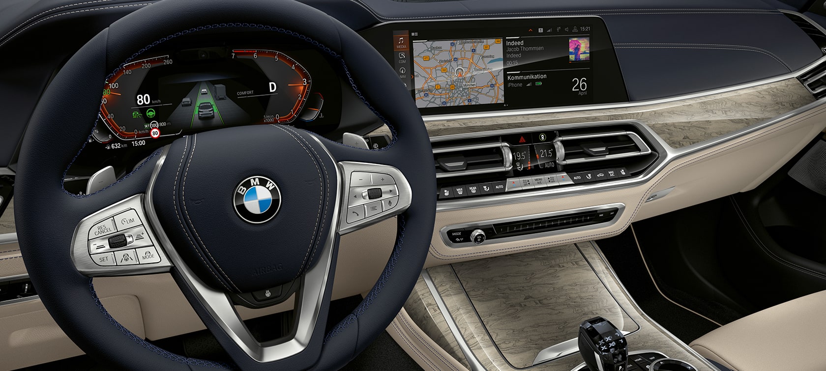 Inovaţiile modelelor BMW X7 M Imagine în prim-plan cu panoul de instrumente şi panoul conducătorului auto din interiorul modelelor BMW X7 M, G07
