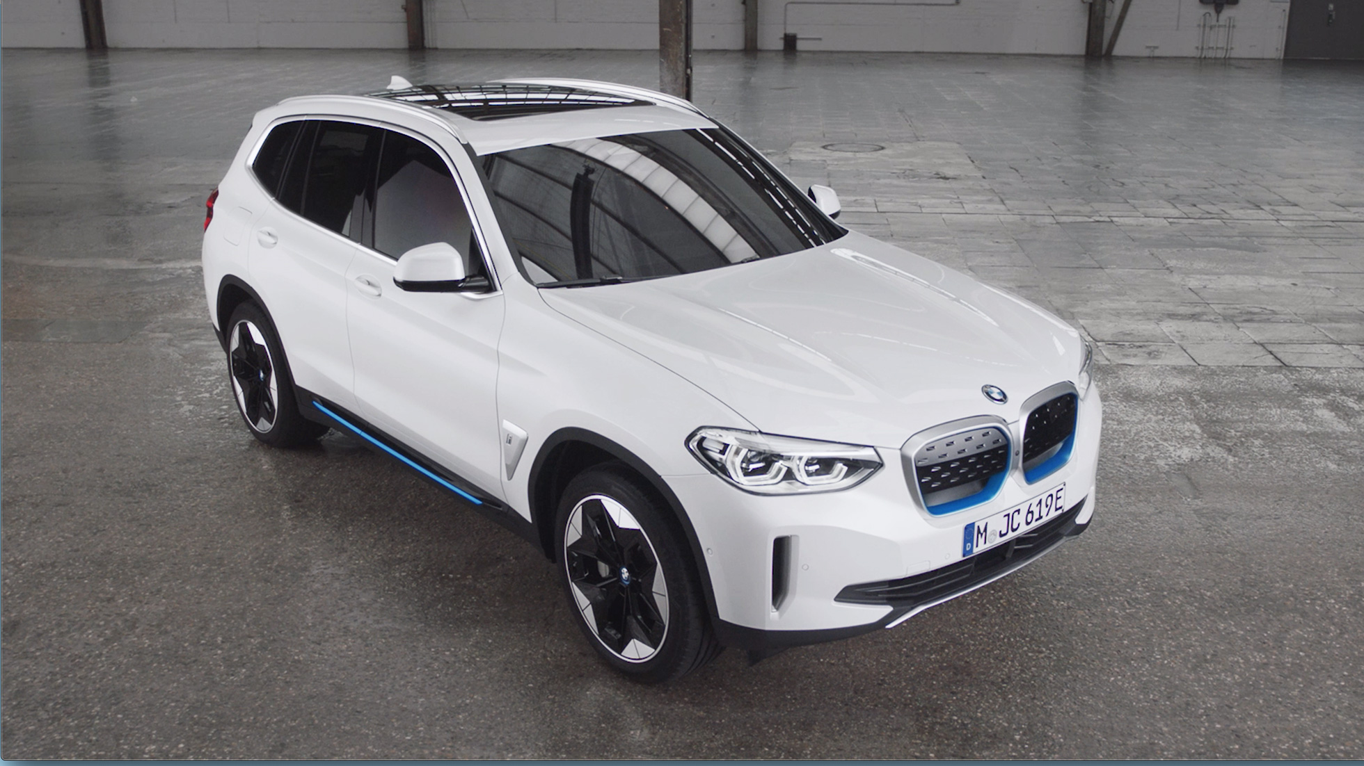 Designul exterior al BMW iX3, G08, într-un videoclip Designul exterior al BMW iX3, G08, 2020, în Alb Mineral metalizat, într-un videoclip