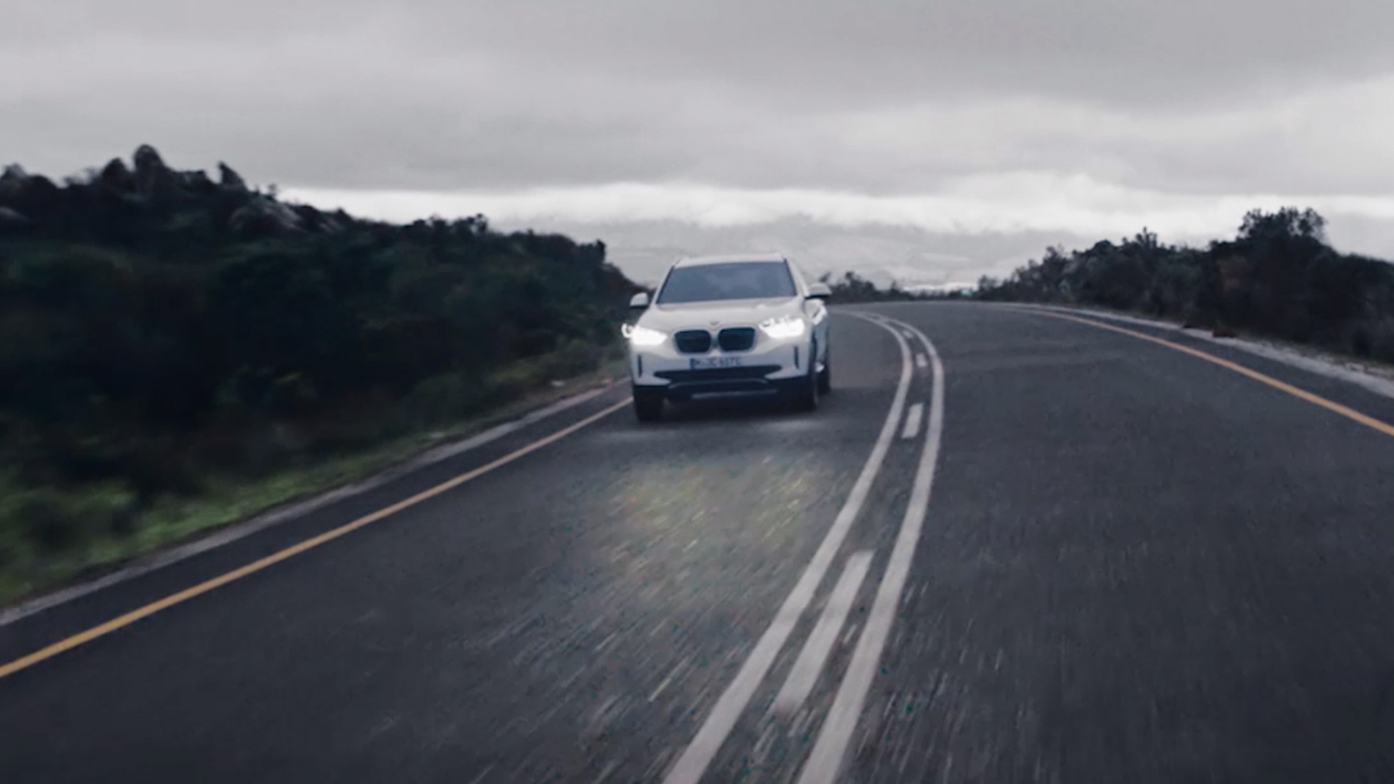 Dinamica de condus a BMW iX3, G08, într-un videoclip Dinamica de condus a BMW iX3, G08, 2020, în Alb Mineral metalizat, într-un videoclip