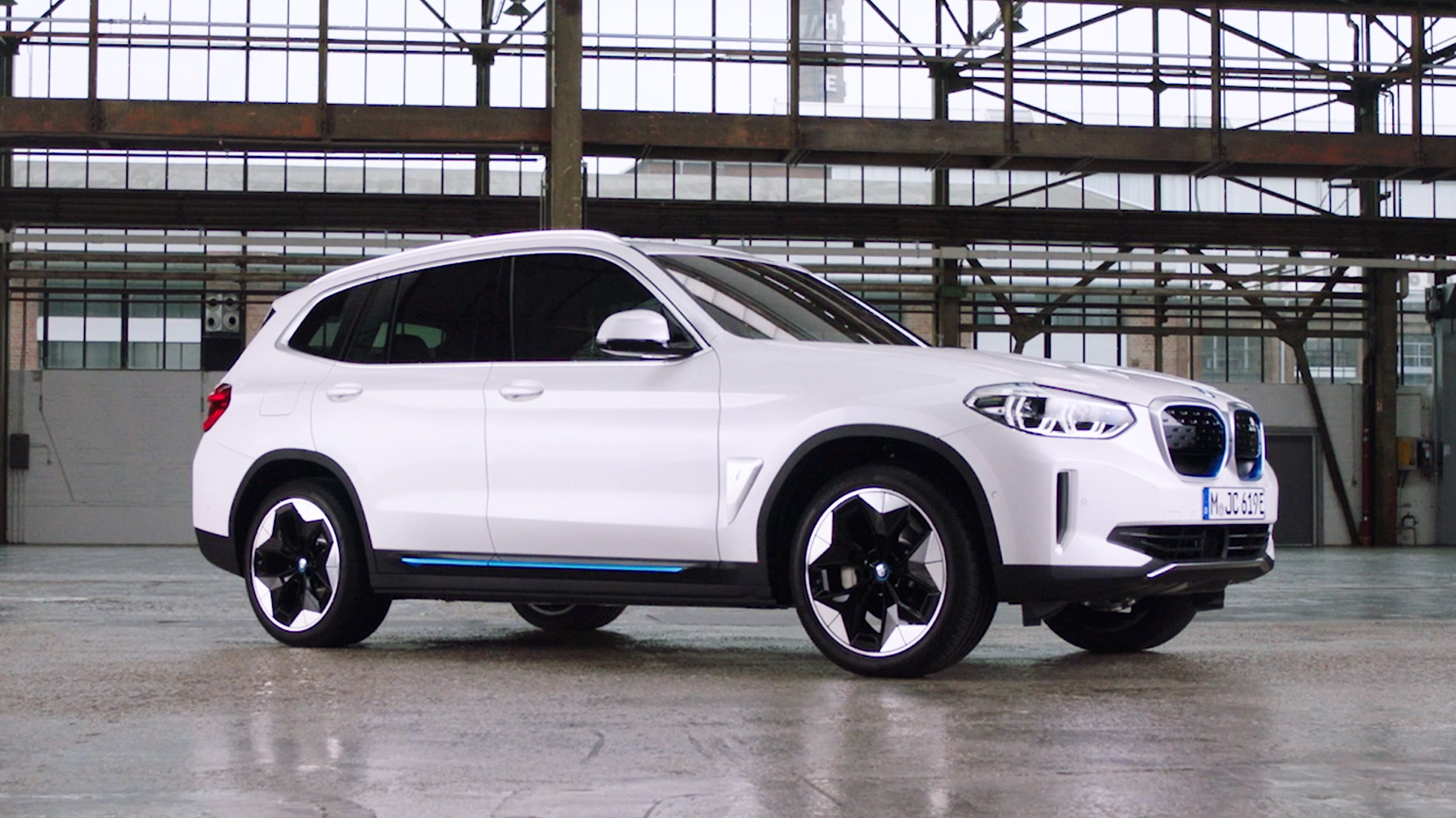 Conectivitatea BMW iX3, G08, într-un videoclip Conectivitatea BMW iX3, G08, 2020, în Alb Mineral metalizat, într-un videoclip