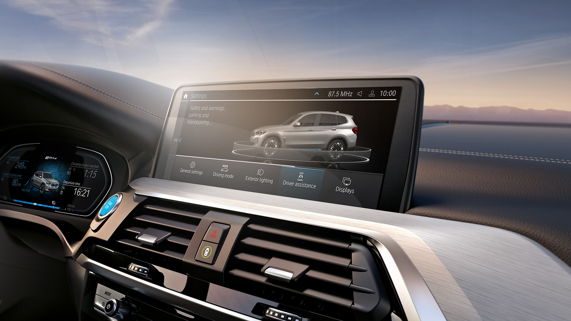Imagine cu habitaclul BMW iX3, G08, cu sisteme de asistare a conducătorului auto pe Control Display Imagine cu habitaclul BMW iX3, G08, 2020, cu sisteme de asistare a conducătorului auto pe Control Display