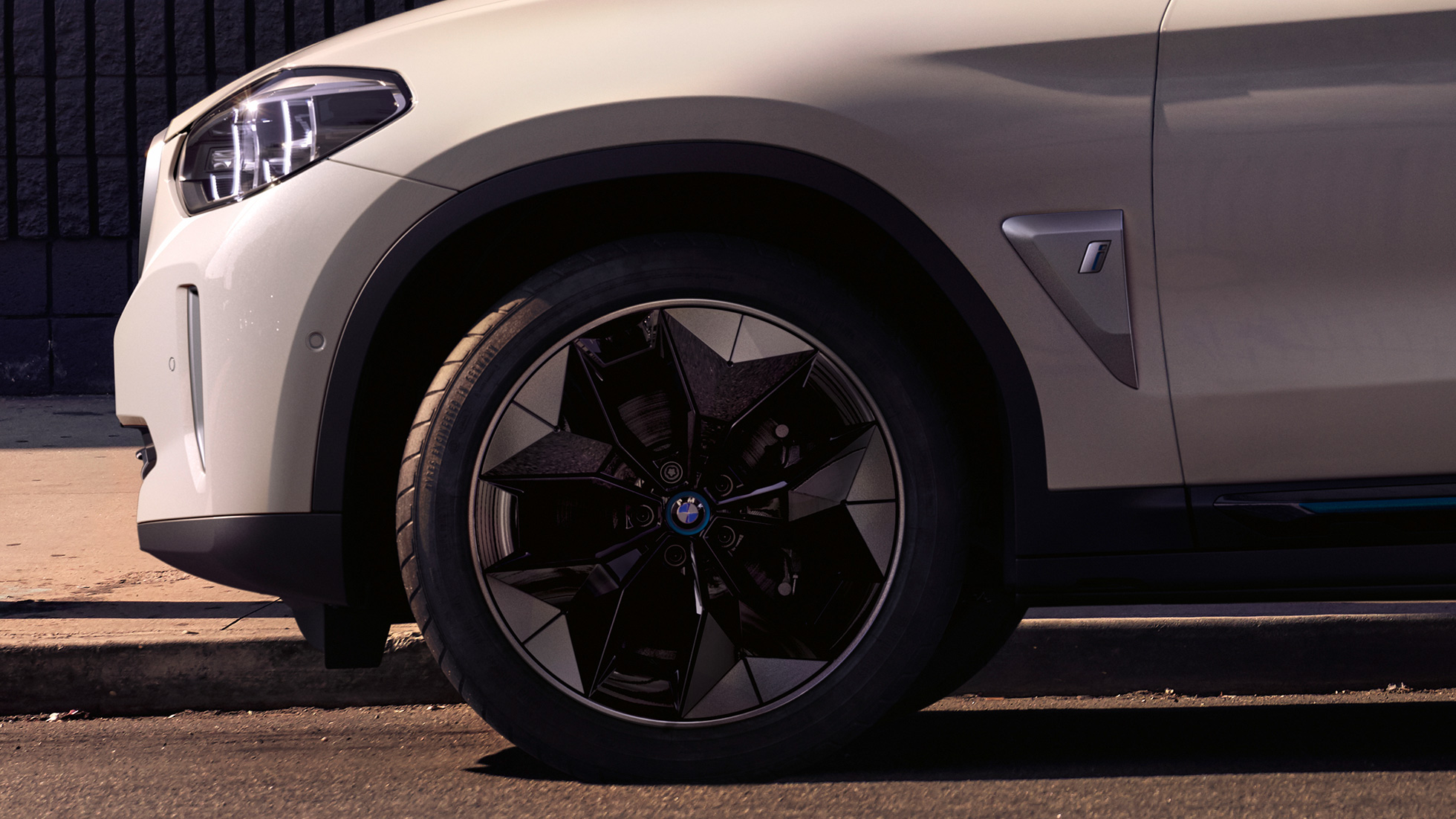 Imagine în prim plan cu jantele aerodinamice ale BMW iX3, G08 Imagine în prim plan cu jantele aerodinamice ale BMW iX3, G08, 2020, în Alb Mineral metalizat