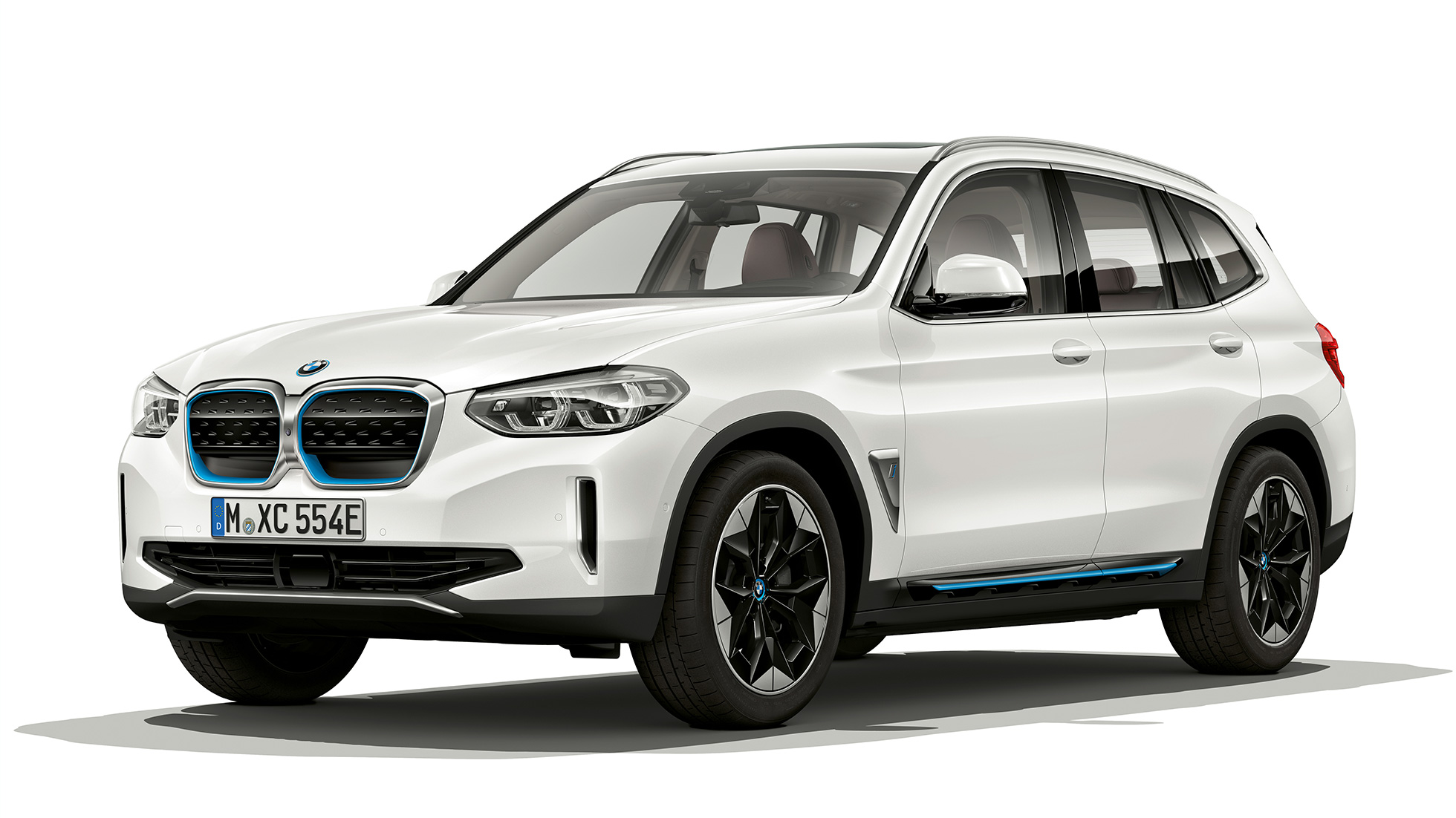 Imagine cu trei sferturi din partea frontală a BMW iX3, G08, cu echipamentele variantei „Impressive” Imagine cu trei sferturi din partea frontală a BMW iX3, G08, 2020, în Alb Mineral metalizat, cu echipamentele variantei „Impressive”
