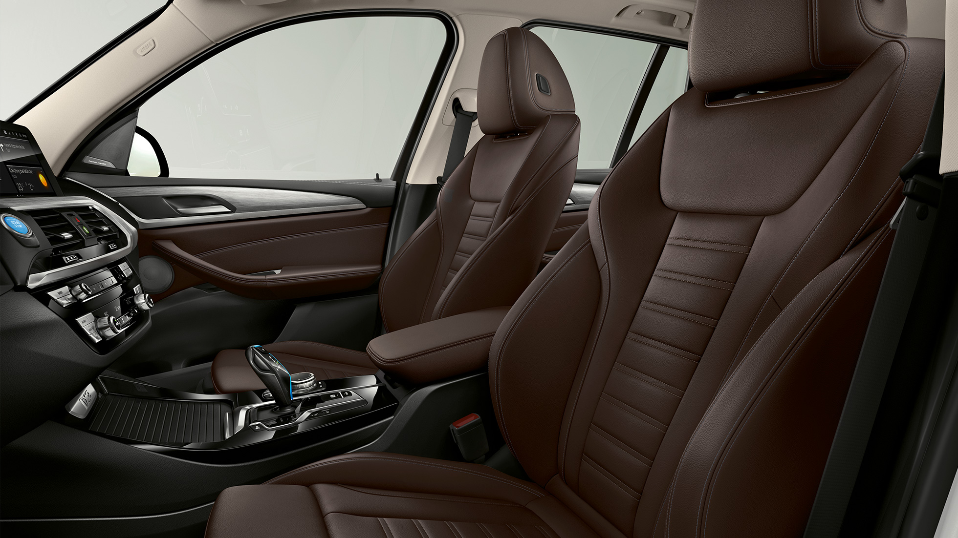 Imagine cu scaunele sport tapiţate cu piele Vernasca neagră ale BMW iX3, G08, cu echipamentele variantei „Impressive” Imagine din interior cu scaunele sport pentru conducătorul auto şi pasagerul faţă tapiţate cu piele Vernasca neagră ale BMW iX3, G08, 2020, cu echipamentele variantei „Impressive”