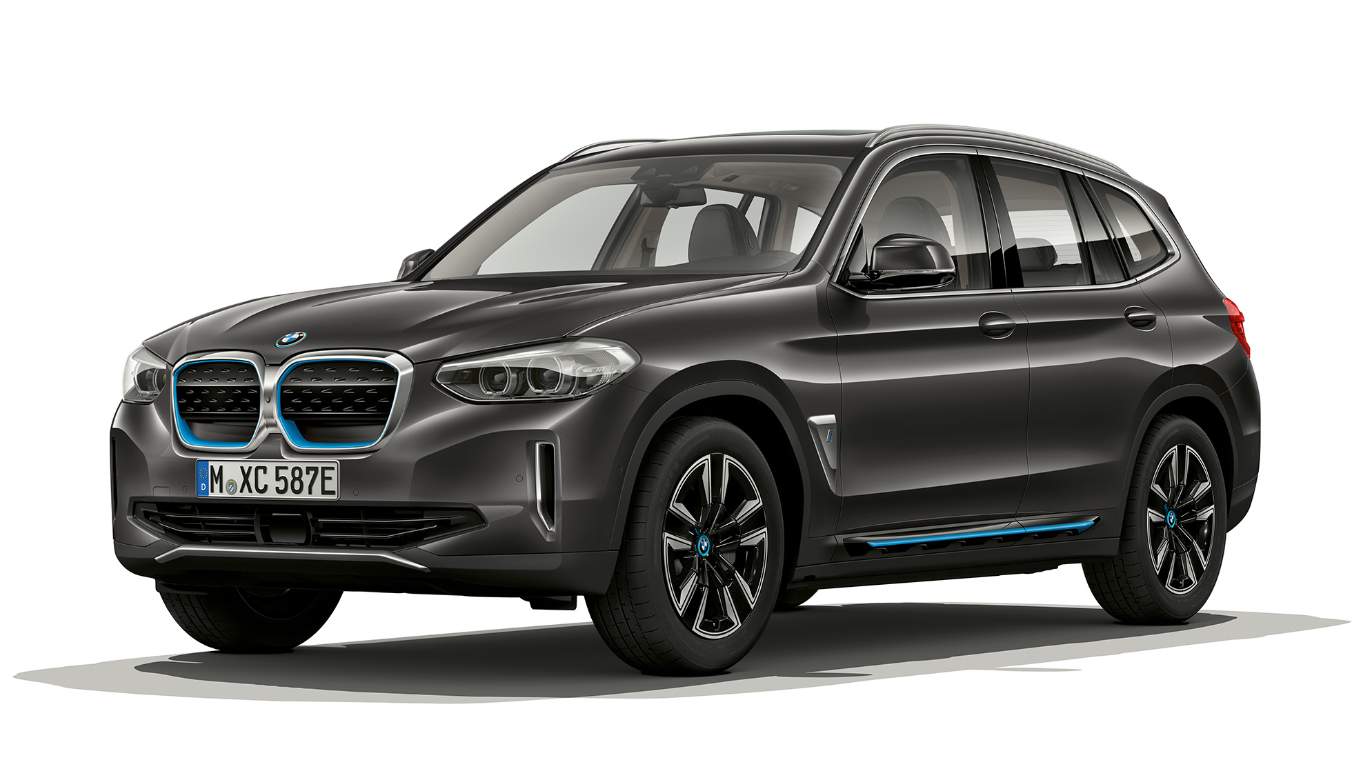 Imagine cu trei sferturi din partea frontală a BMW iX3, G08, 2020, cu echipamentele variantei „Inspiring” Imagine cu trei sferturi din partea frontală a BMW iX3, G08, 2020, în Gri Sophisto Brilliant Effect, cu echipamentele variantei „Inspiring”