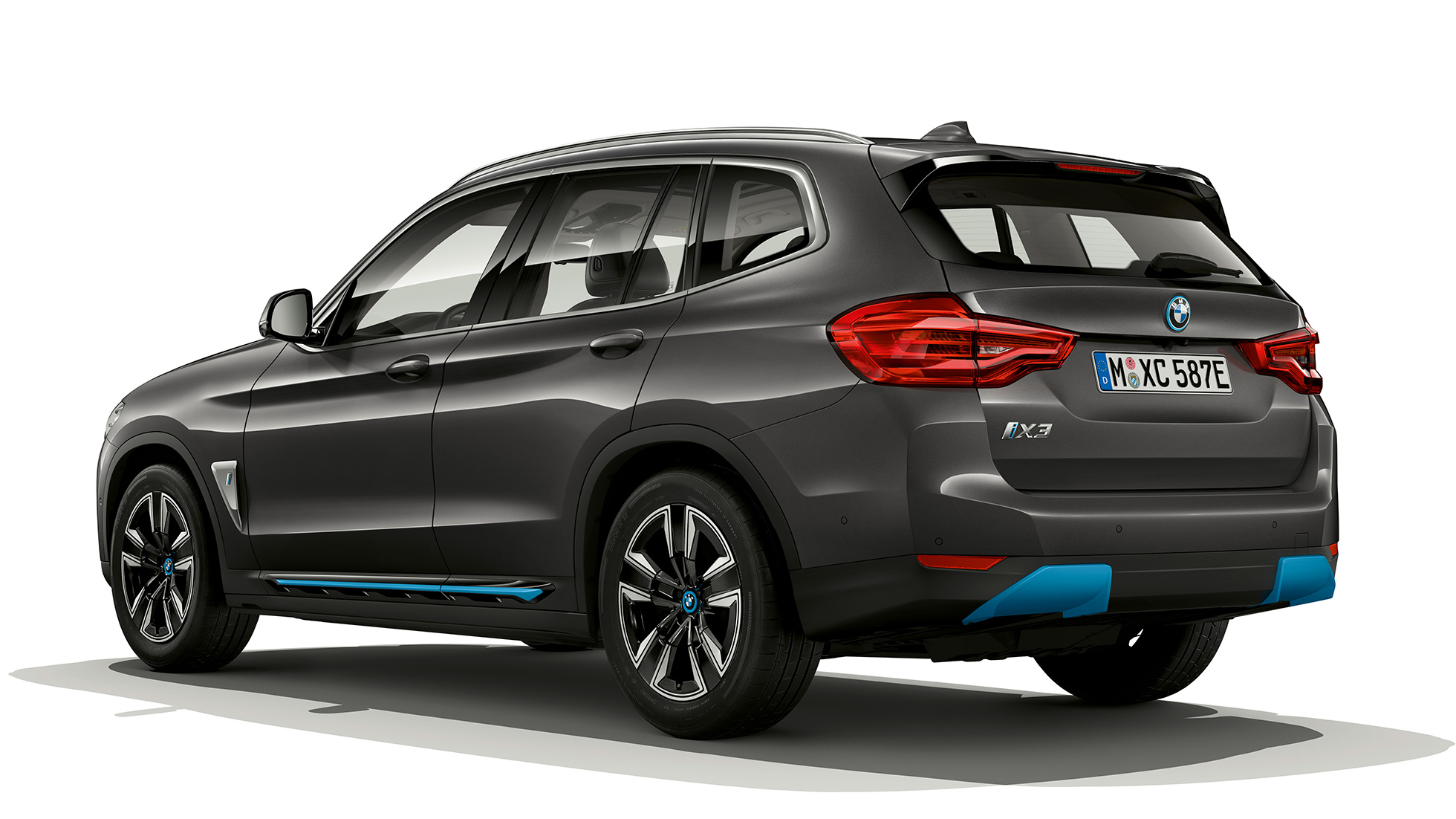 Imagine cu trei sferturi din partea spate a BMW iX3, G08, 2020, cu echipamentele variantei „Inspiring” Imagine cu trei sferturi din partea spate a BMW iX3, G08, 2020, în Gri Sophisto Brilliant Effect, cu echipamentele variantei „Inspiring”