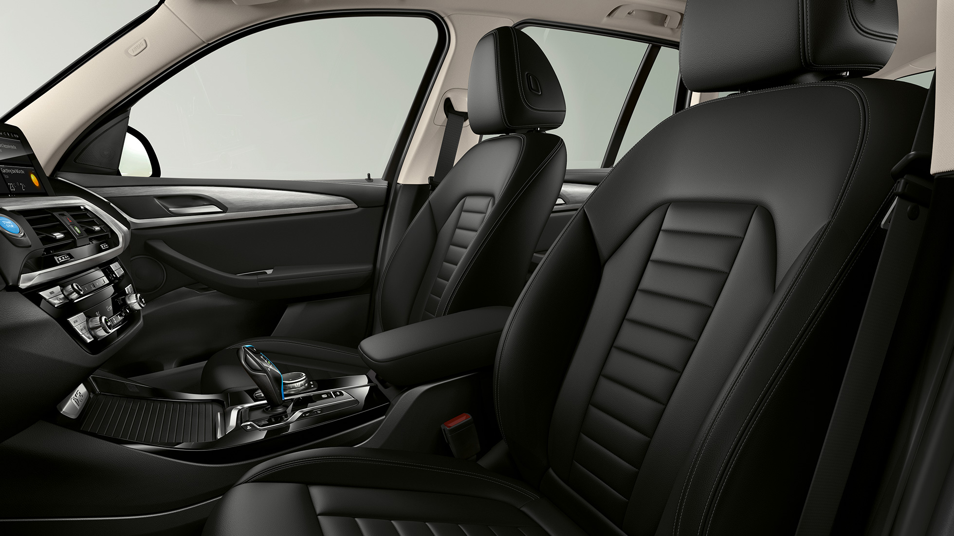 Imagine cu scaunele sport tapiţate cu piele Vernasca în Mokka ale BMW iX3, G08, cu echipamentele variantei „Inspiring” Imagine din interior cu scaunele sport pentru conducătorul auto şi pasagerul faţă tapiţate cu piele Vernasca în Mokka ale BMW iX3, G08, 2020, cu echipamentele variantei „Inspiring”