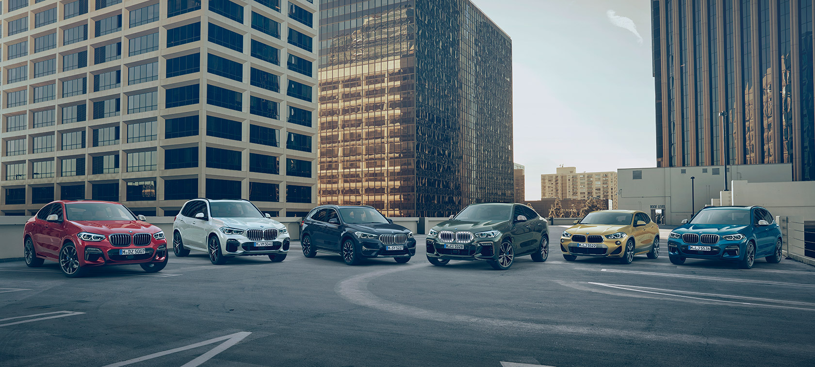 Automobile BMW X în parcarea din faţa clădirilor Automobile BMW Seria X BMW X în parcarea din faţa clădirilor